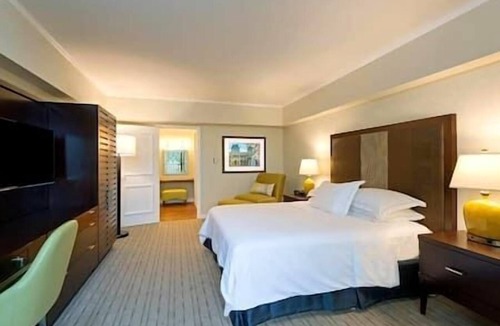 Waikiki Resort | 2/2 HGVC Hawaiian Village Beachfront Resort & Spa