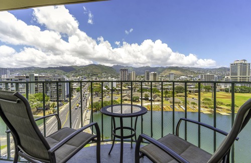 McCully - Moiliili Condo | 2 Bedroom Condo in Waikiki, FREE PARKING