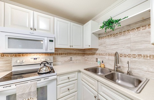 Princeville Condo | ~ 2 Mi to Beach: Princeville Condo w/Private Deck