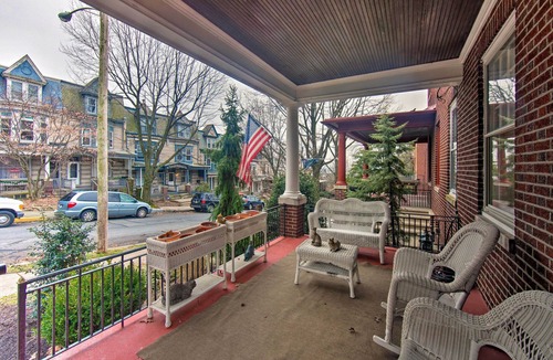 Reading House | 2 Mi to Reading Pagoda: Spacious Home w/Deck!