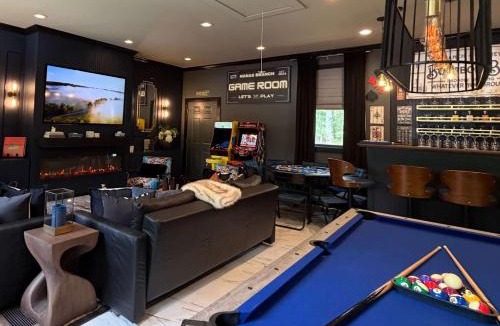 Asheville House | 2 miles to Downtown, Hot Tub, Sauna, Fire Pit, Game Room, Bar, kitchenette, Pool Table, Universal Tesla EV Connector