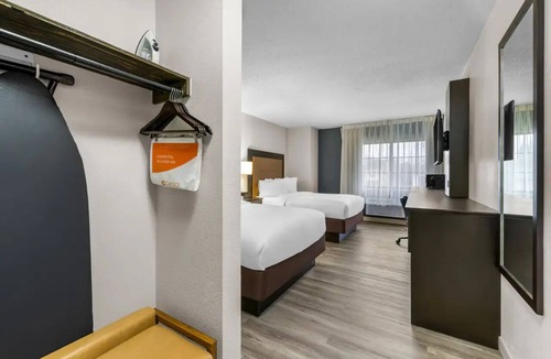 Brewerton Hotel | 2 Relaxing Units Perfect for Oneida Lake Adventures – Pets are Allowed