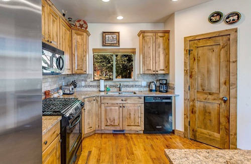 Pinebrook Condo | 2-story duplex in great location with private balcony, mountain views, fireplace