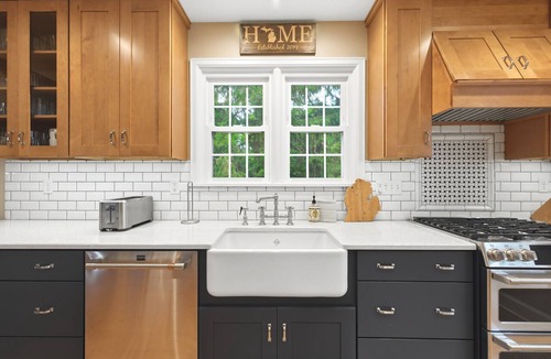 Lakeside Cottage | 2027 NOW OPEN! Lakeside Home Walking Distance To Association Beach!