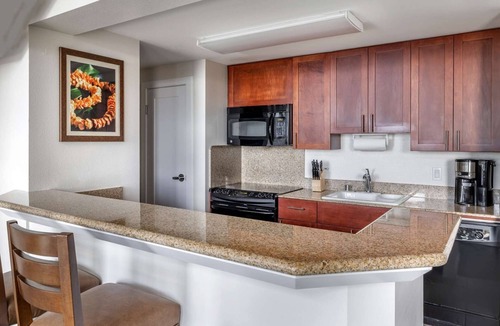 Waikiki Apartment | 2BR Non-Ocean View at Oceanfront Hilton Resort