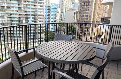 Waikiki Apartment | 2BR Non-Ocean View at Oceanfront Hilton Resort