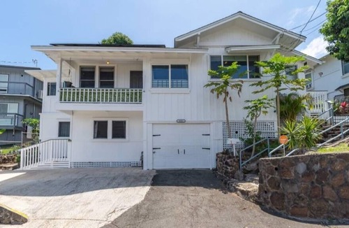 Liliha - Kapalama House | 3 bdrm/2 bth family stay: ocean view, in town, etc