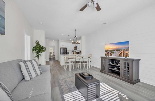 Red Hill Apartment | 3 bedroom 2 bath, Southern and beach style apt comfortable for whole family