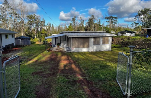 Ainaloa Cabin | 3-bedroom cabin in serene Pāhoa with fitness room, WiFi