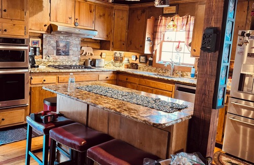 Lackey Cabin | 3-bedroom log cabin in historic triangle of Yorktown/Williamsburg/Jamestown