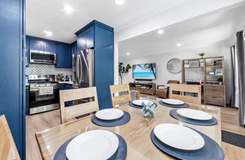 Huntington Beach Condo | 3 Blocks to Beach- EV Charger- Near Pier & Pacific City- CA King Bed- Pets OK