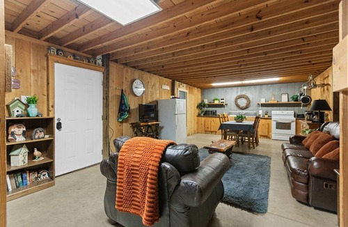 Winona Cabin | 3 Cabins l Sleeps 29 l Brimstone Access l FirePits l HotTubs l 2 Acres Fenced In