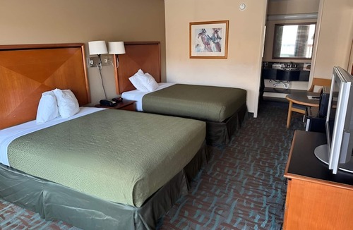Harriman Hotel | 3 Group-Friendly Rooms Near I-40 w/Free Parking & Breakfast, Pets Allowed