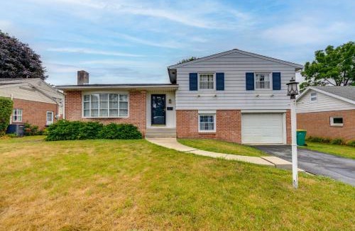 Sinking Spring House | 3 Mi to Berkshire Mall: Suburban Stay w/Yard!