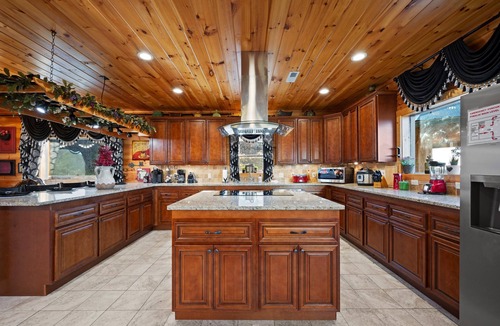 Wears Valley House | 360° Mountaintop Views | Hogwarts Room, 19-Seat Theater & 2 Pubs