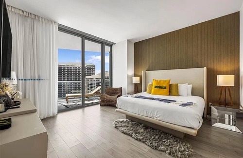 Hollywood South Central Beach House | 39th Floor Oceanfront Penthouse Hollywood Beach · Resort Pool · Stunning Views