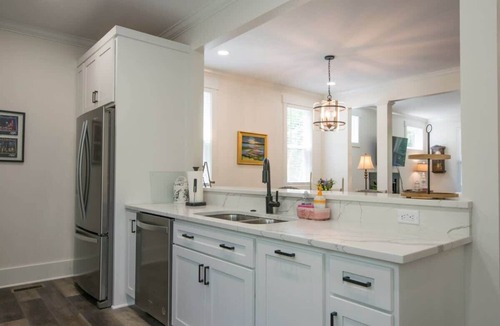 Flat Rock House | 3BR, Balconies, Walk to Playhouse+Free Activities