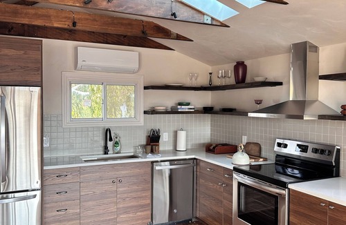 Lincoln Park House | 3BR Modern Home in Kingston - Sleeps 6 -Fire Pit -Game Room -Pet Friendly
