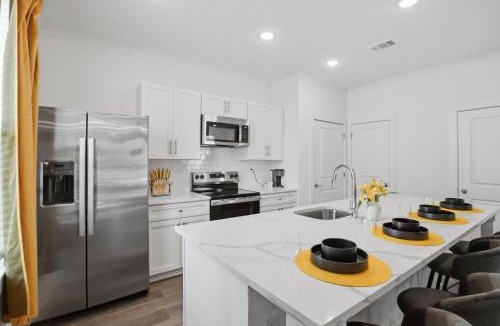 Cliftondale House | 3BR Townhome- Booking