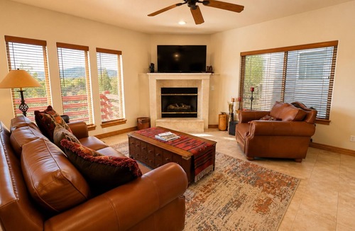 Bear Hollow Village House | 4BD Home | Private Hot Tub | Minutes to Slopes & Main St