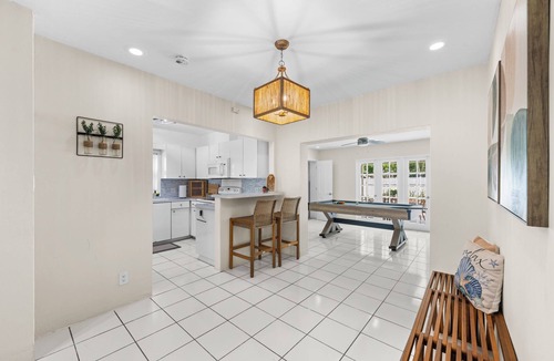 Birch Park Finger Streets House | 4BR Fort Lauderdale Home – 2-Min Walk to Beach/Pool/Parking/Sleeps 10