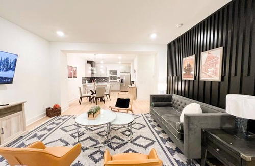 Donelson House | 5 mins to Broadway! Our 3-bed retreat has a private ping-pong room, speedy Wi-Fi and free parking. -Comfy beds with hotel linens. -Ping-pong, board games, fenced backyard. - Stocked kitchen, coffee bar, blender. - crib,toys