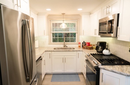 Eastside House | 5-star Renovated 3BR 𝓱𝓸𝓶𝓮/w Backyard Deck near SU/SUNY-ESF/Hospitals