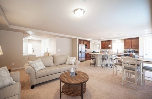 Enterprise House | 5bedrooms、3.5 bath、16 sleep，near the airport