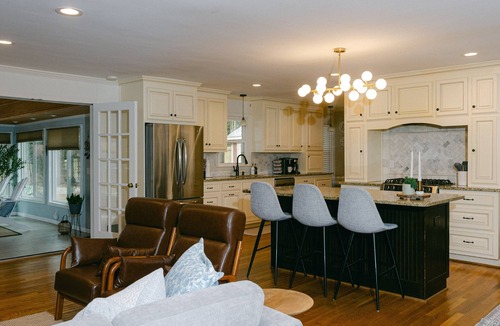 Tucker House | 5BR/3BATH Comfort-Spacious Home w/Sunroom - In the heart of Tucker!