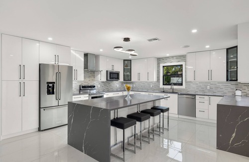 Naples House | 6 bedroom Oasis with Extra Large Pool, spa, EV Charger & Guest House, Sleeps 16+