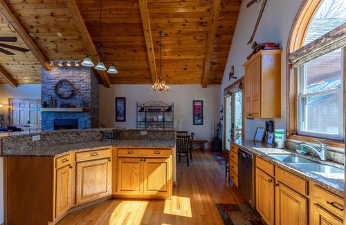 Boone Cabin | A Bear's Eye View - 10 min to Boone, Views, pets OK, pool table, hot tub!