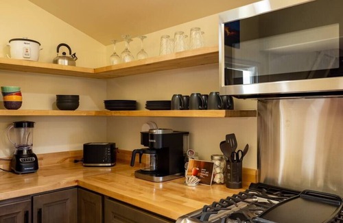 Hawi House | A Cozy Cabin in the Country