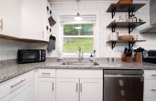 Wolf Laurel Cottage | A Design-Led Mountain Lodge ~ 4BR Retreat for Gathering ~ Firepit, Views, Stars