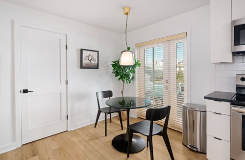 Manoa Apartment | A1 @ Auberge - Charming 1-bedroom apartment with WiFi, AC in delightful Ardmore