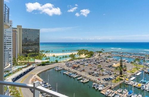 Waikiki Condo | Absolutely Oceanfront - Free Parking - Full Kitchen- full disability access.