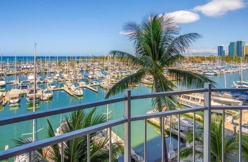 Waikiki Condo | Absolutely Oceanfront - Free Parking - Full Kitchen- full disability access.