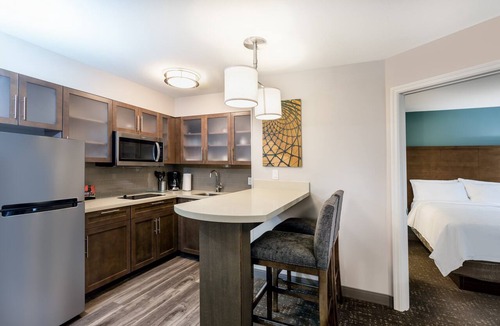 Hollywood Apartment | ADA 2BR Suite w/Accessible Tub | Free Breakfast!