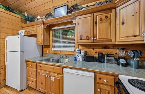 Black Bear Falls Cabin | Adorable Cabin w/Hot Tub & Views