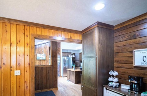 Farmdale House | Agape Aldea - Peaceful Country Lodge | Sleeps 10 | Fireplace