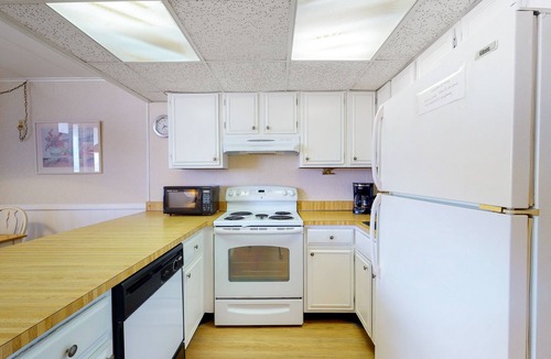 North Ocean City Condo | Air-conditioned condo with private laundry - walk to the beach & Northside Park