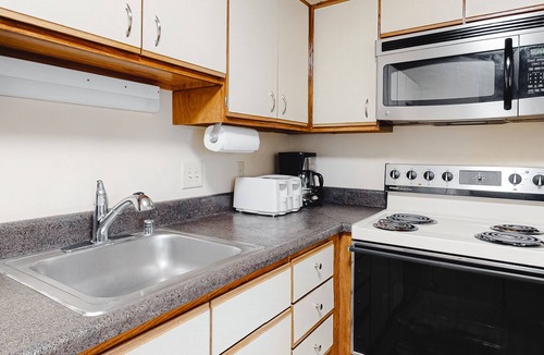 North Ocean City Condo | Air-Conditioned Condo w/ Patio, Balcony, WiFi & Shared Pool - Walk to the Beach