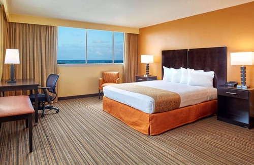 Western Honolulu Hotel | Airport Convenience | Deluxe King Room with Shuttle | Swimming Pool & Breakfast