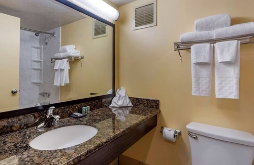 Western Honolulu Hotel | Airport Convenience | Deluxe King Room with Shuttle | Swimming Pool & Breakfast