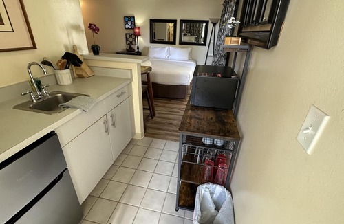 Waikiki Apartment | ALOHA-WAIKIKI 2 Blocks to BEACH with a KING BED! 49