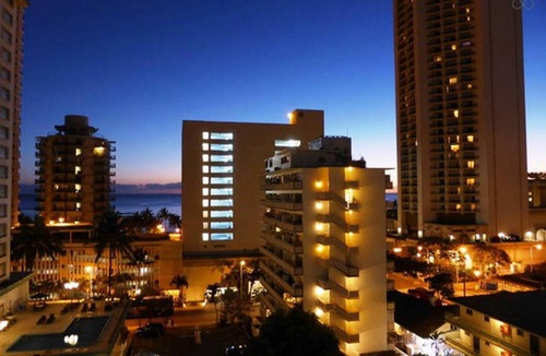 Waikiki Apartment | ALOHA-WAIKIKI OCEAN VIEWS near beach 102