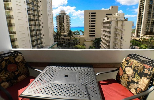 Waikiki Apartment | ALOHA-WAIKIKI OCEAN VIEWS near beach 102