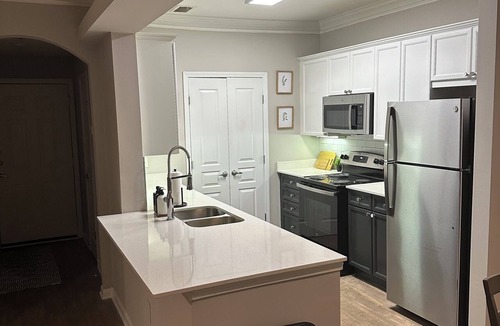 Lindridge-Martin Manor Apartment | Ambient spacious property, 15 min from Mercedes Benz