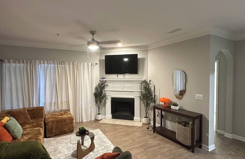 Lindridge-Martin Manor Apartment | Ambient spacious property, 15 min from Mercedes Benz