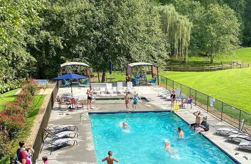 Sevierville Cabin | Arcade Games, Pool Table, FREE access to Pool and Putt Putt, 5 miles to town