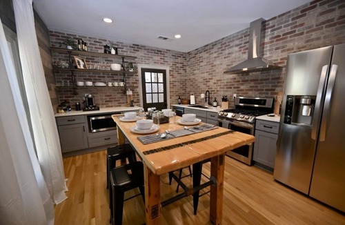 Oakhurst House | Backstage Gallery House
